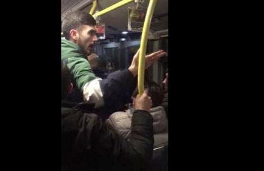 Metrobüs durağında iki takım taraftarı birbirine girdi