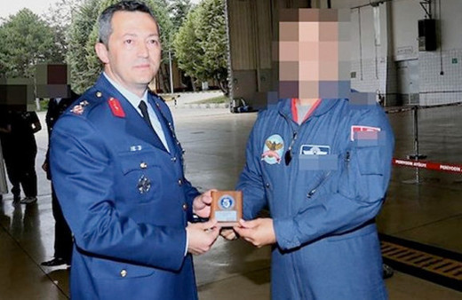 Bütün savaş uçaklarından sorumluydu bir anda emekliliğini istedi