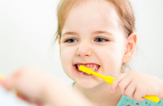 Çocuklarda dişler ne zaman fırçalanmaya başlanır?