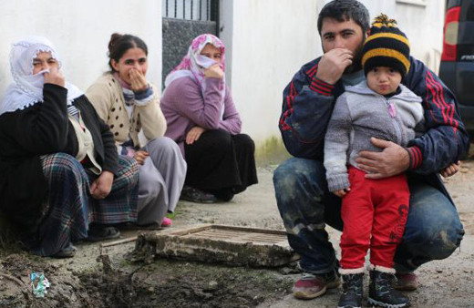 Manisa'da koca mahalle nefes alamaz oldu kendileri döşedi ama artık yetmiyor