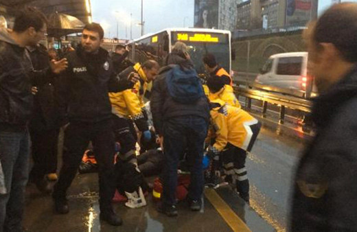 Metrobüsün altında kalan yolcu hayatını kaybetti