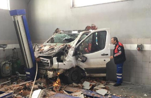 Elazığ'da kamyonet, iş yerinin duvarına çarpıp içeri girdi