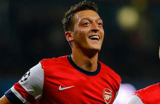 Mesut Özil'den Kabe örtüsüyle paylaşım