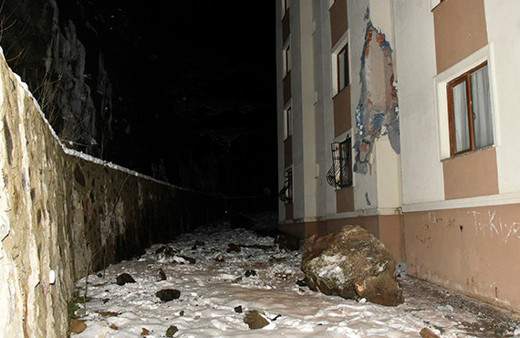 Yamaçtan kopan dev kayalar apartmanın üzerine düştü!