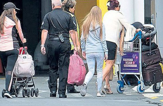 Eskort eşliğinde ülkeden ayrıldılar!