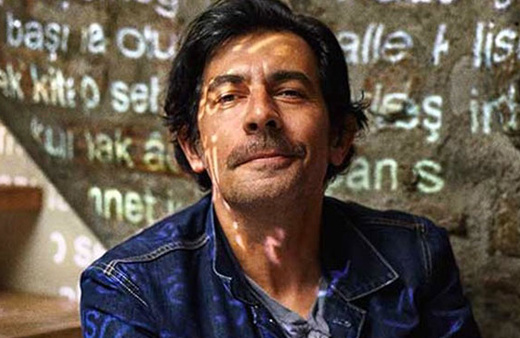 Okan Bayülgen'den olay gönderme ödülü alan sevişmeye koşuyor