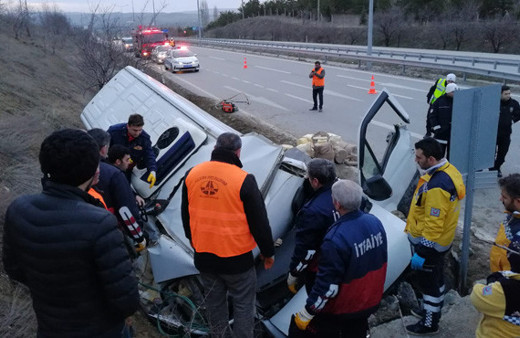 Peynir yüklü minibüs beton duvara çarptı: 2 ölü