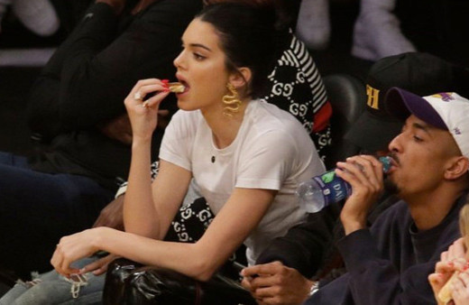 Kendall Jenner elmalı şeker yiyerek maç izledi