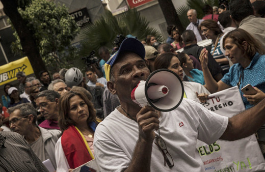 Venezuela'da her iki taraf aynı gün sokağa iniyor 