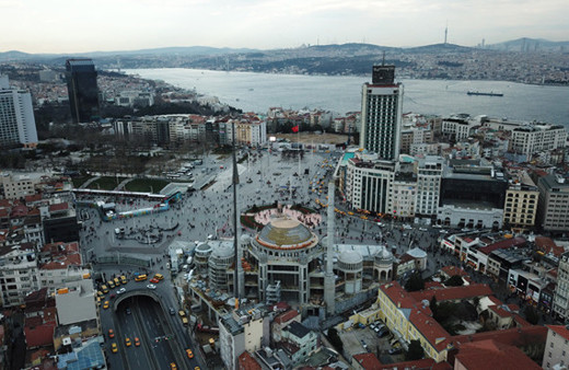 Taksim Camisi'nin minare külahı yerleştirildi