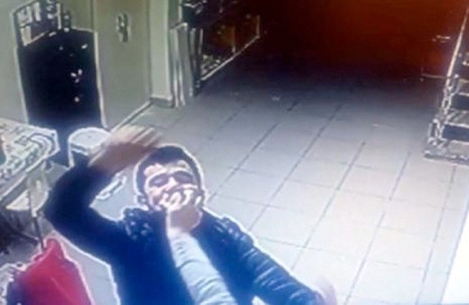 Boşanma aşamasındaki eşini yüzüne kafa atıp dövdü