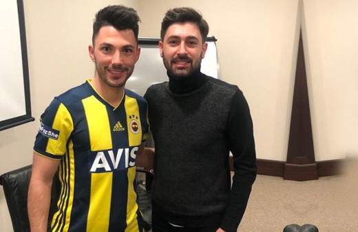 Tolgay Arslan resmen Fenerbahçe'de! Formayı giyip poz verdi