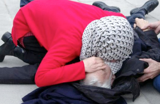 Genç kadın yaşlı adamı suni teneffüs ile hayata döndürdü