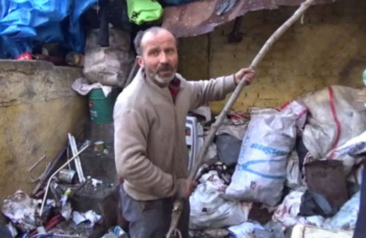 Zabıtalar gözlerine inanamadı çöp evden cephane ve yüklü miktarda para çıktı!