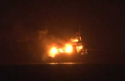 Pendik'te kuru yük gemisi yanıyor