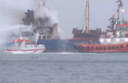 Pendik'te kuru yük gemisi yanıyor