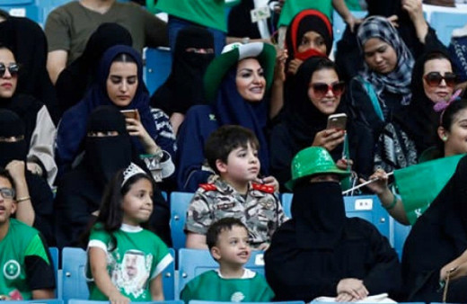 "Kadınlar maça erkek refakatçiyle girebilir" kararı ortalığı karıştırdı