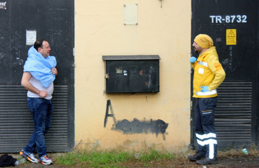 Eline çakmağı aldı elektrik trafosunun önünde korku dolu anlar yaşattı