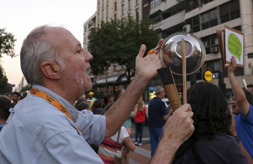 Arjantin'de halk zamları protesto için sokağa döküldü