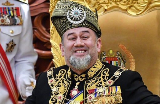 İki aydır izinde olan kral tahtı bıraktı