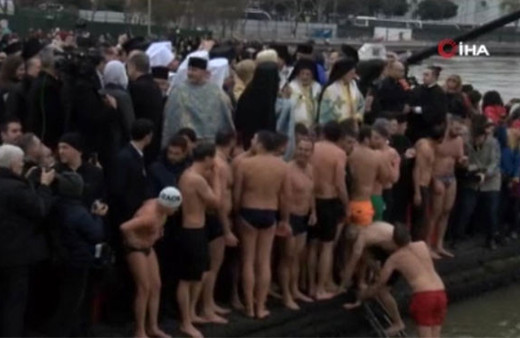 Buz gibi soğukta hac çıkarma töreni suya atladılar