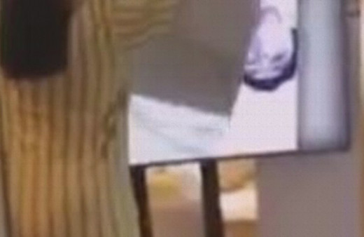 Mağazadaki porno yayınına havluyla önlem!