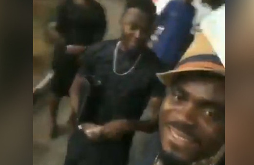 Emenike'den yeni evinde çılgın parti! Paralar havaya saçıldı