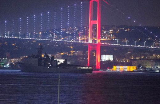 ABD savaş gemisi İstanbul Boğazı'ndan karartma yaparak geçti