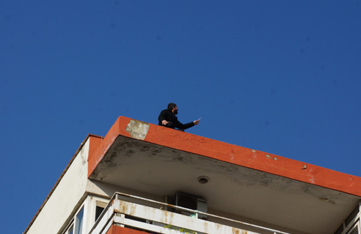 İntihar etmeye çıktı vatandaşalara seslendi 'Size de eğlence çıktı'