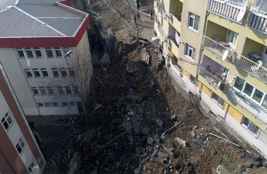 Eyüp'te hastanenin istinat duvarı çöktü! Herkes tahliye ediliyor 