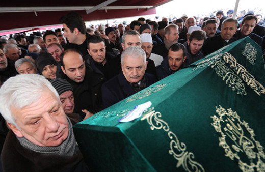Binali Yıldırım Cumhurbaşkanı Erdoğan'ın dayısının tabutuna omuz verdi