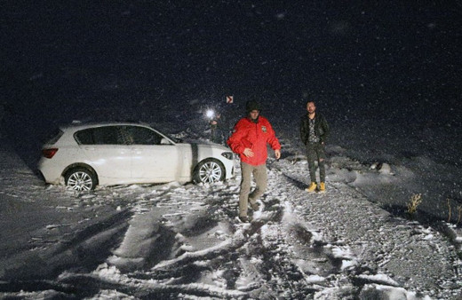 Görüş mesafesi sıfıra indi: Araçlar mahsur! Yollarda son durum...