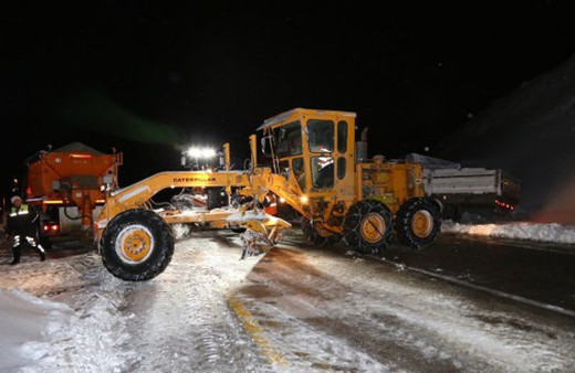 Kar yağışı Kop Dağı Geçidi'ni ulaşıma kapadı