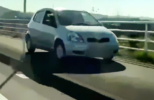 Kaldırımda giden otomobil şakına çevirdi