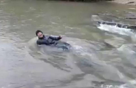 Muhtar adayı seçime hazırım dedi buz gibi suya girdi