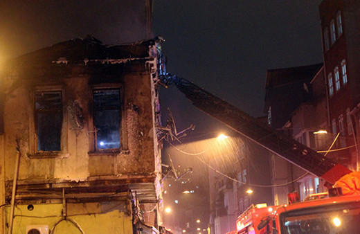 Beyoğlu'nda korku dolu anlar: Son anda kurtarıldılar!