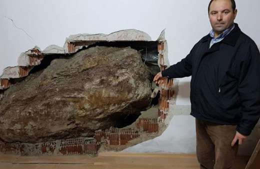 Evde yemek yerken kaya parçası eve girdi