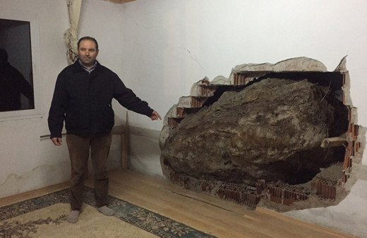 İzmir'de kopan kaya parçası eve girdi