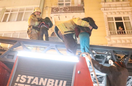 Beyoğlu’nda yangın çıkan binada can pazarı