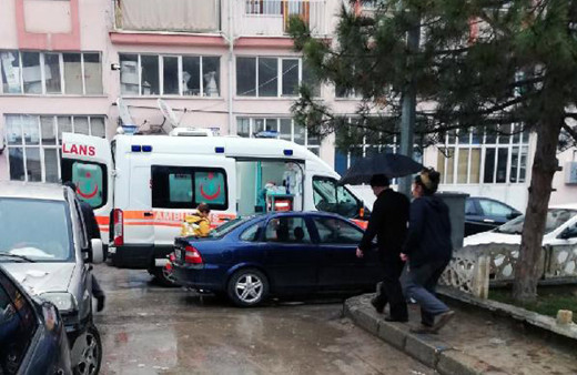 Isparta'da sorumsuzluk can aldı ambulans araçlar yüzünden sokağa giremedi
