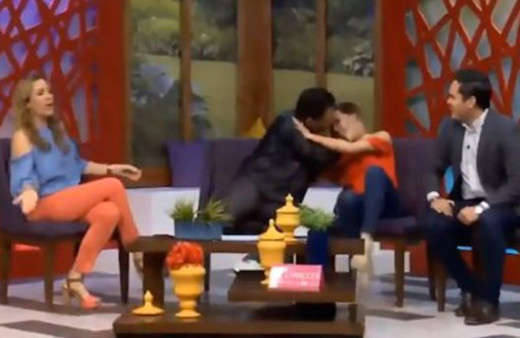 Program sunucusunu zorla öpen vekilden şok karar!