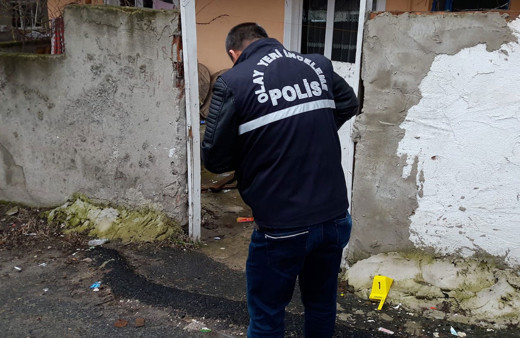 Kendisinden para isteyen oğlunun bacağına sıktı! 