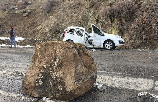 Şırnak'ta dağdan kopan kaya aracı biçti!