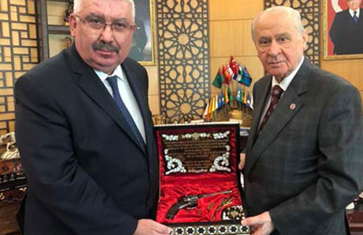 Devlet Bahçeli'ye 121 yıllık silah hediye edildi her şeyi orjinal