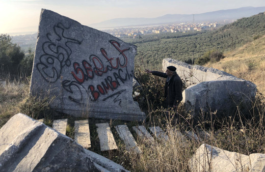 2200 yıllık lahde sprey boyayla yazı yazdılar  