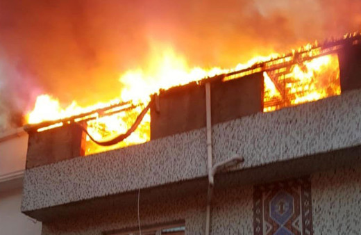 Esenyurt'ta korku dolu anlar! Binanın çatısı alev alev yandı