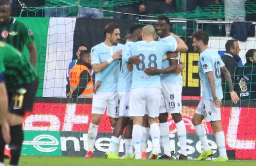 Akhisarspor'u deviren Başakşehir şampiyonluğa yürüyor!