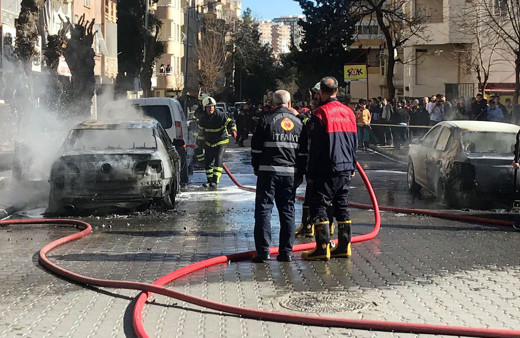 Elektirik trafosu patladı araçlar cayır cayır yandı