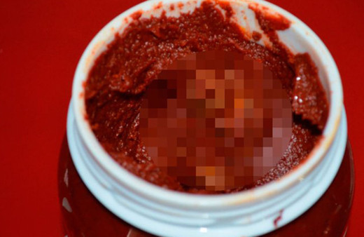 Bitlis'te marketten aldığı biber salçasının içinden solucan çıktı