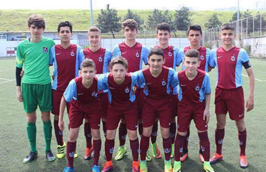 Trabzonspor, 16 yaşındaki kaleci ile profesyonel sözleşme imzaladı  